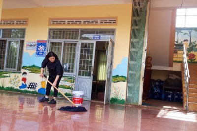 GIÁO VIÊN, NHÂN VIÊN TỔNG DỌN VỆ SINH CHUẨN BỊ ĐÓN HỌC SINH SAU KỲ NGHỈ TẾT NHÂN DẦN