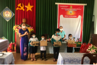 TRAO GIỐNG VẬT NUÔI CHO HỌC SINH NGHÈO