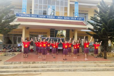 CHÚNG EM HOẠT ĐỘNG TRẢI NGHIỆM DƯỚI CỜ-PHONG TRÀO “THAM GIA KỈ NIỆM 134 NĂM SINH NHẬT BÁC HỒ”