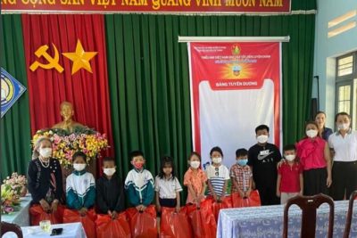 TRAO QUÀ CỦA CÁC NHÀ HẢO TÂM CHO HỌC SINH NGHEO