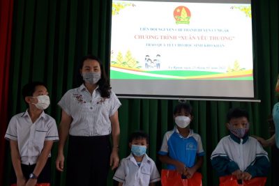 ĐỘI TRAO QUÀ “TẾT YÊU THƯƠNG” CHO SINH KHÓ KHĂN NHÂN DỊP TẾT NHÂM DẦN